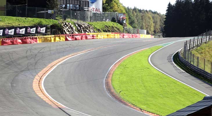 A curva Eau Rouge