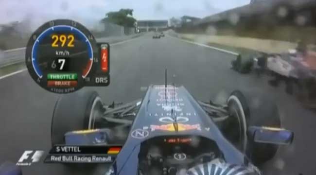 Vettel ultrapassa Vergne na reta oposta