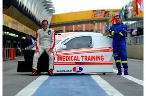 Dr. Dino Altmann e o chassi para treinamento de resgate
