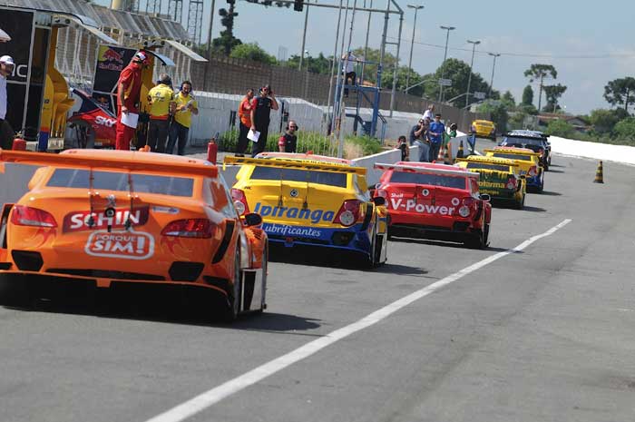 Andamos em um Stock Car. Como se diferencia dos carros de rua?