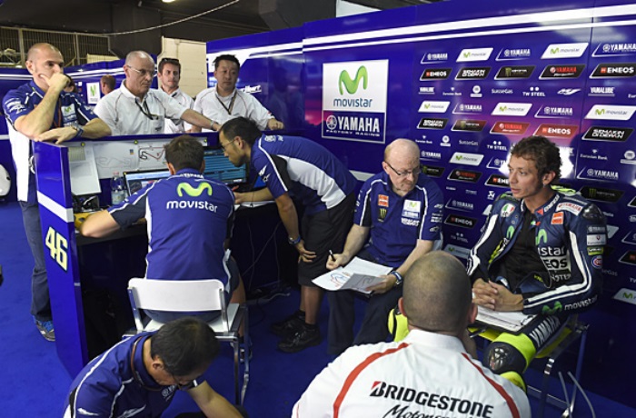 motogp-rossi-indianapolis-boxes-700