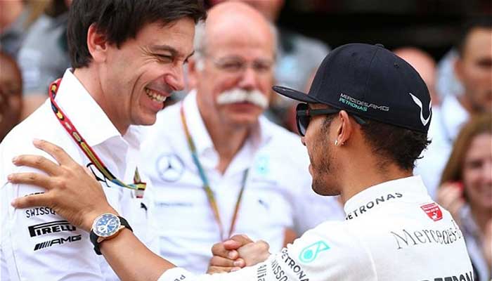 Toto Wolff, Dieter Zetsche (CEO da Daimler) e Lewis Hamilton