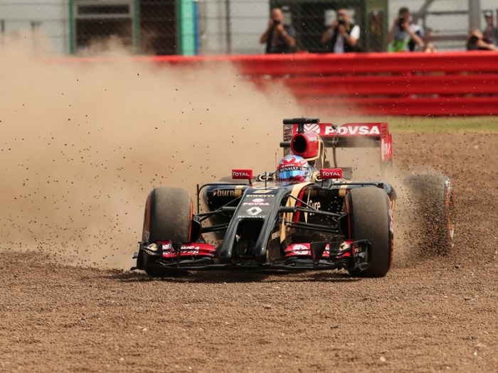 f1-grosjean-lotus-area-escape-700