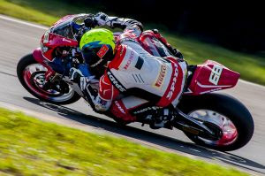 Faustino vence a corrida em Cascavel e consegue assegurar título da  SuperBike