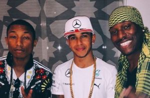 Lewis Hamilton e amigos músicos