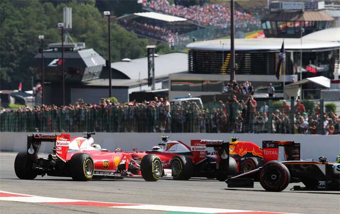 Batida na primeira curva em Spa