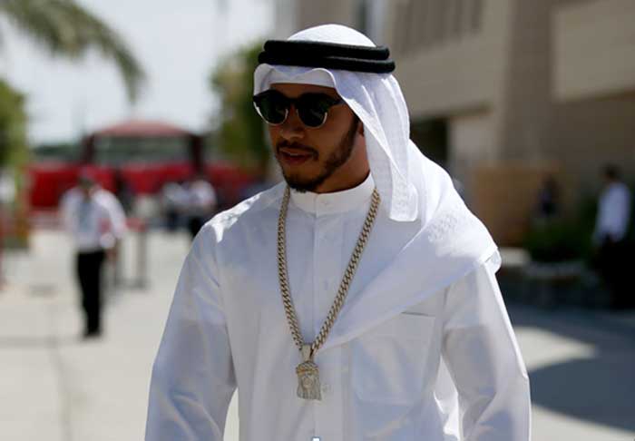 Lewis Hamilton vestido de árabe no Bahrain