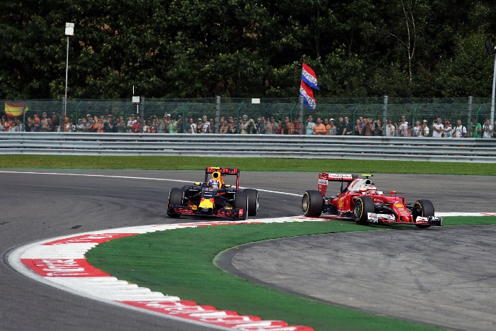 Max Verstappen e Kimi Raikkonen em Spa