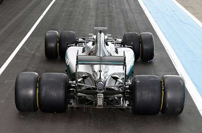 Mercedes testando os pneus de 2017