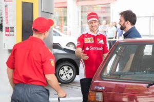 Sebastian Vettel surpreendendo cliente do posto Shell em São Paulo