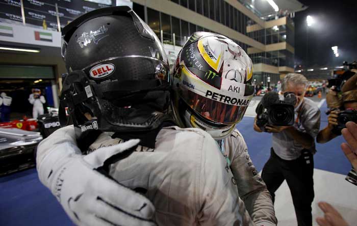 Hamilton e Rosberg se abraçam após titulo do alemão em Abu Dhabi