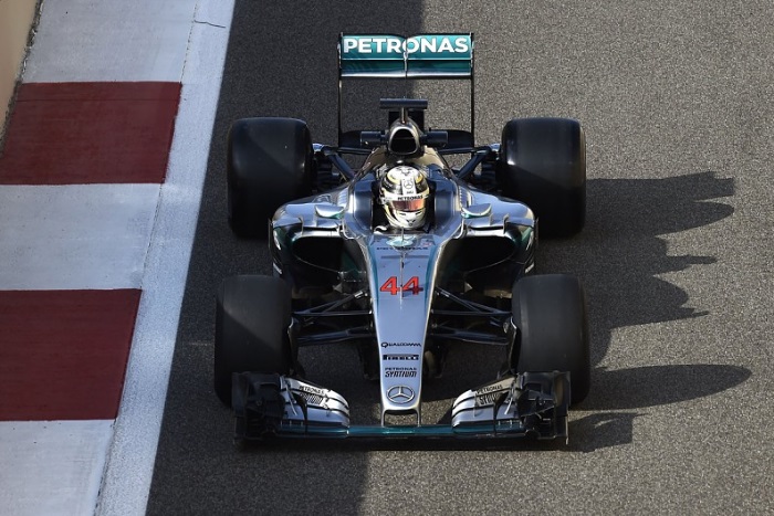 Lewis Hamilton testando os pneus de 2017