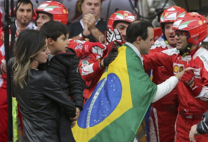 Felipe Massa é aplaudido pela Ferrari