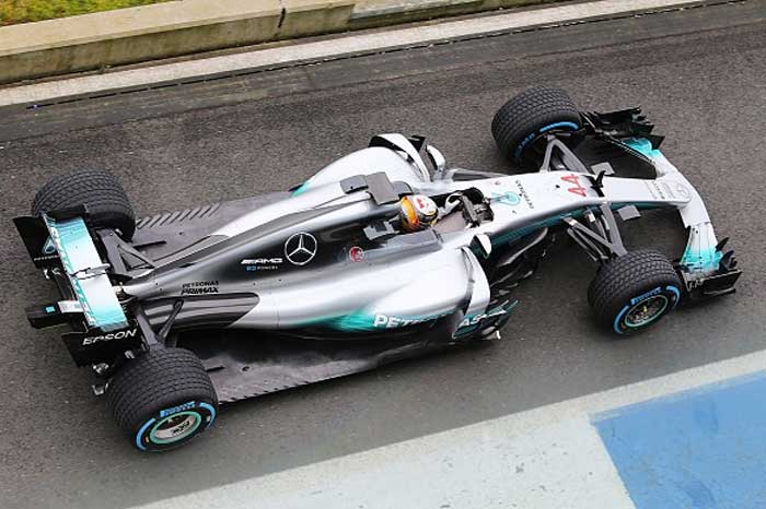 F1-hamilton-silverstone-2017-w08-pitlane(700)