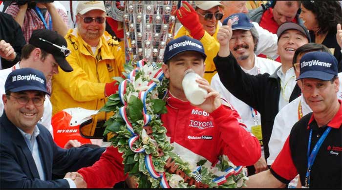 Gil comemora vitória na Indy 500 de 2003