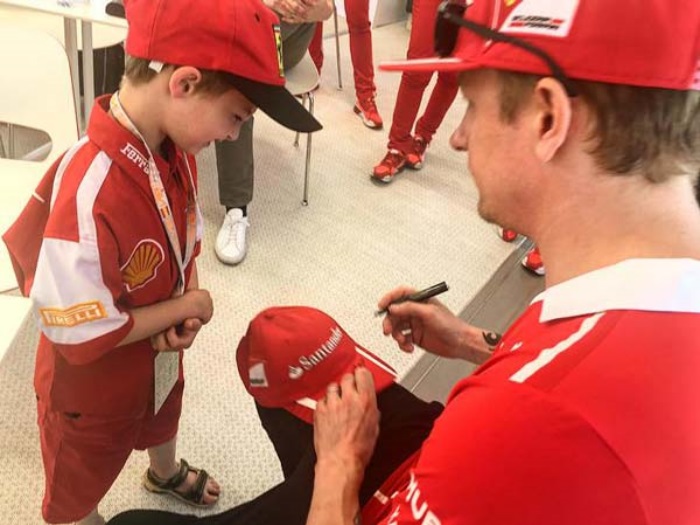 Fã da Ferrari encontra Kimi Raikkonen