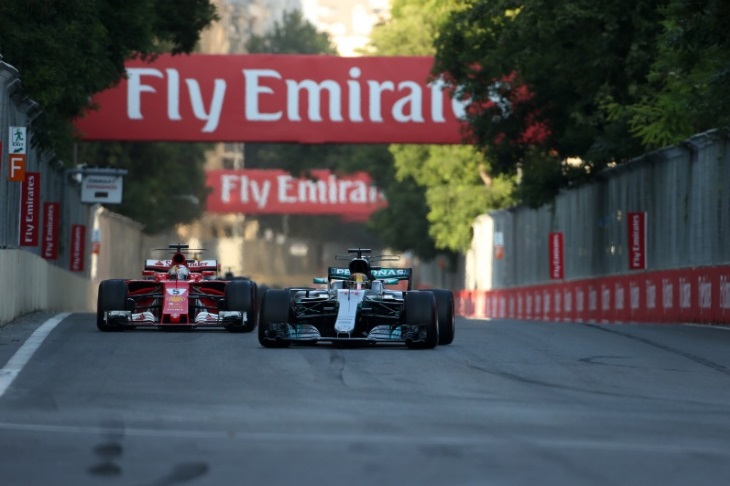 Lewis Hamilton e Sebastian Vettel em Baku