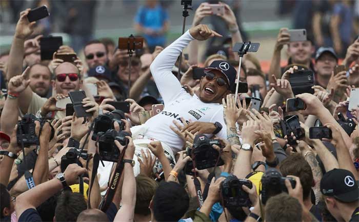 Hamilton nos braços da torcida em Silverstone 2017