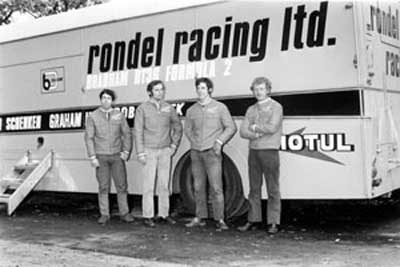 Rondel Racing Dennis é o segundo da esquerda para a direita