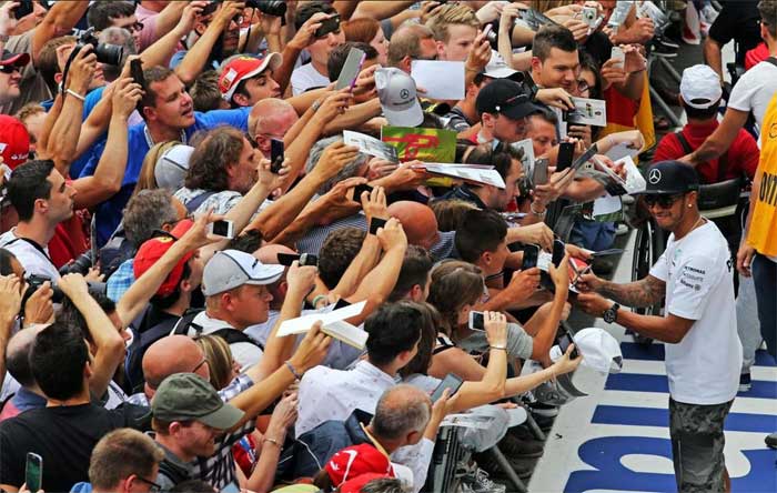 Hamilton com a multidão em Monza
