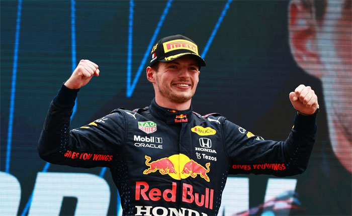 Acidente, penalização, Hamilton. O mal de Verstappen foi o bem do