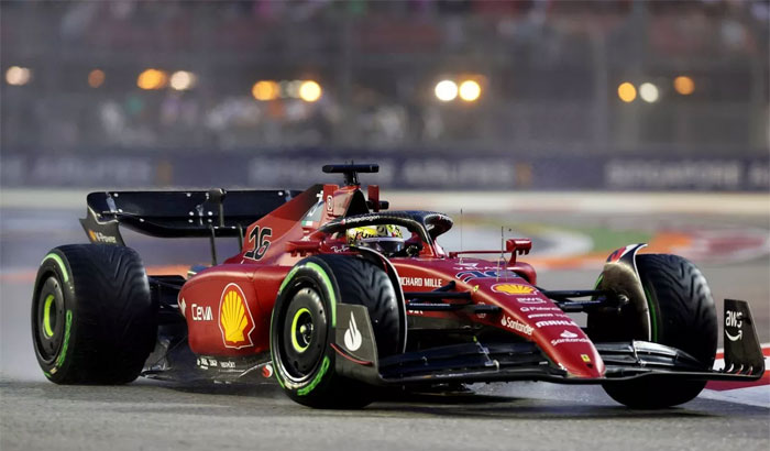 Sainz supera Leclerc e lidera segundo treino da F1 em Singapura