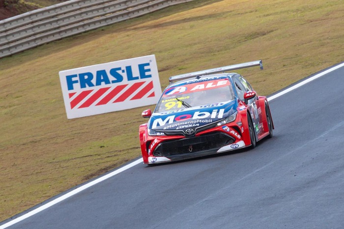 Nelsinho Piquet exibe Toyota Corolla para Stock Car em 2023 com