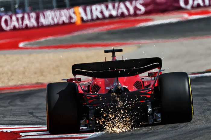 Um carro de corrida com fundo preto e as palavras f1 na frente.