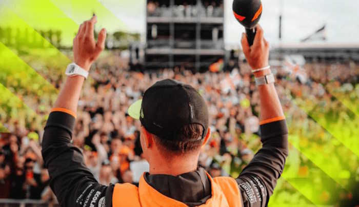 Lando Norris comemora diante da arquibancada Landostand na curva Stowe, em Silverstone