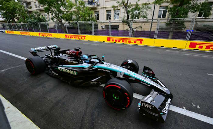 George Russell com a Mercedes no TL2 do GP do Azerbaijão de 2026