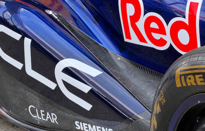 Cabo junto à borda lateral e ao assoalho da Red Bull